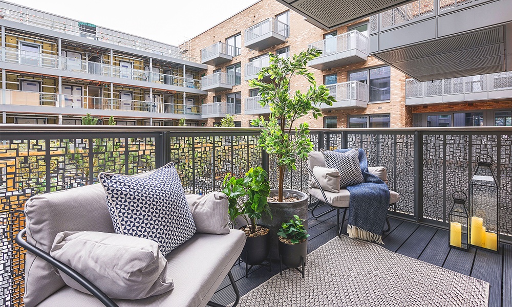 Image showing a balcony and courtyard at Stone Studios