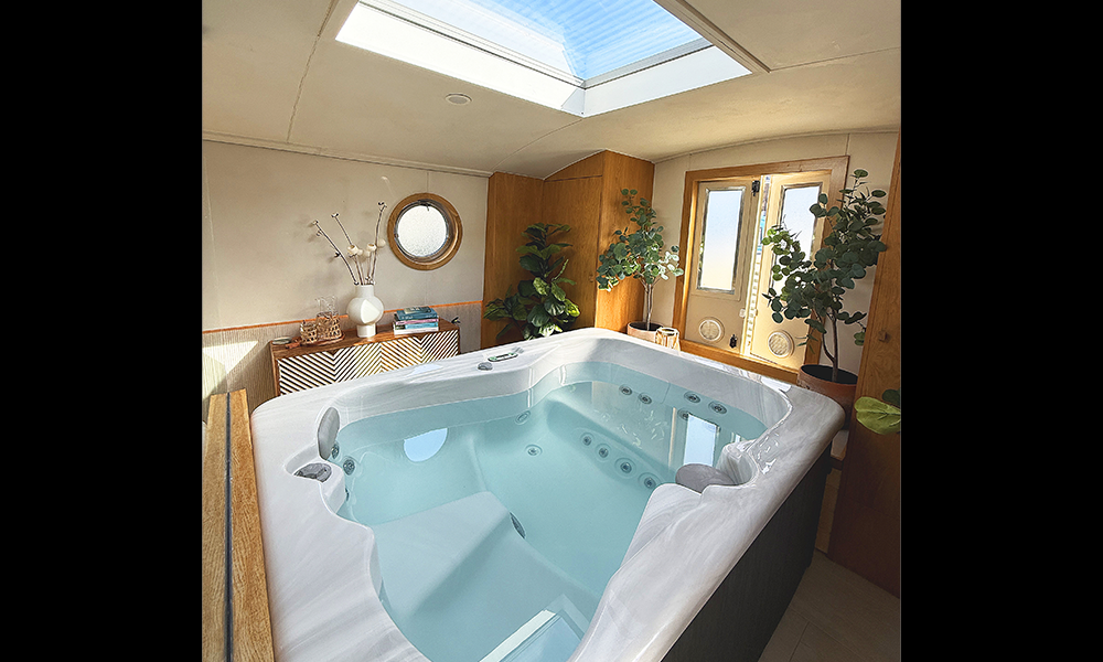 The Maria Alexander Spa Boat features a hot tub for up to four people - image by Jon Massey / Wharf Life